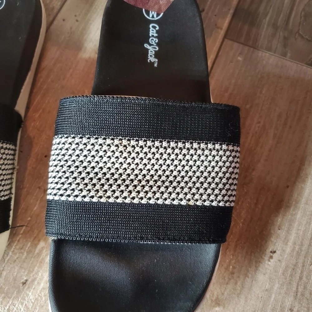Cat & Jack Little Boy Girl Black and White Slide Sandals Size Medium 2/3 GUC
